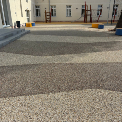 evintech_gyor_prohaszka_iskola_ragasztott_kavicsburkolat_2